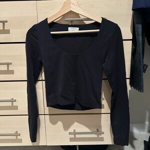 Aritzia | Contour Scoopneck Black Top